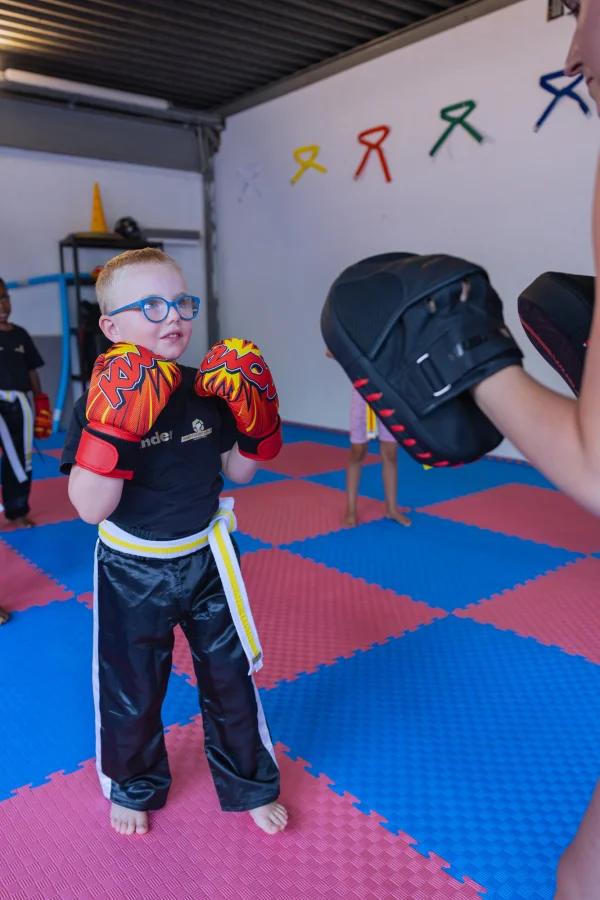 Kickbox Kids Minis an der Pratze